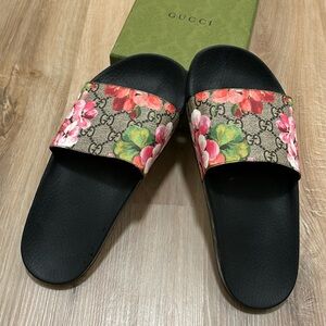 Gucci pool slides w/ original Gucci box